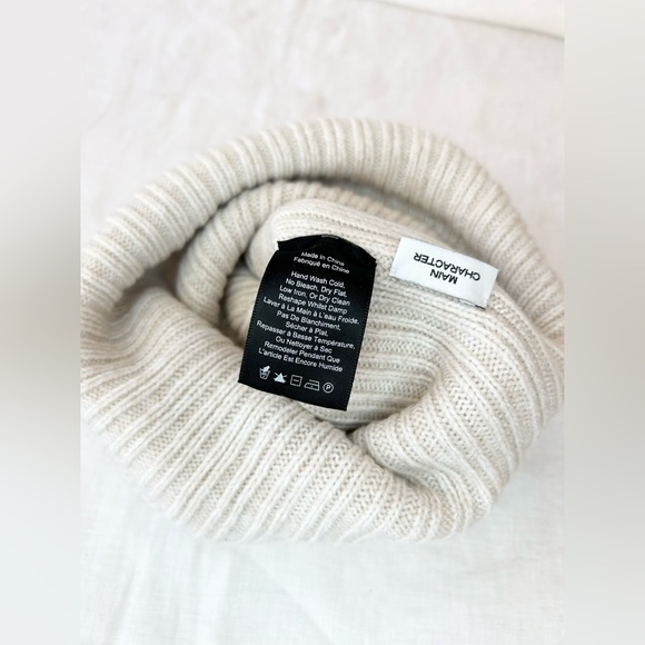 Aritzia Main Character Snowflake Beanie - Picture 7 of 9